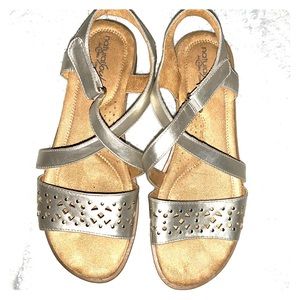 Never worn Natural Soul Sandals